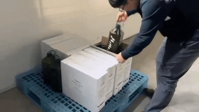 식품의약품안전처 직원이 불법으로 소비기한을 늘린 수입 식용유를 적발하는 현장.[식품의약품안전처 제공]