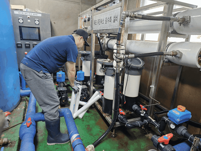 지난 12일  올해 처음으로  독도근무를 위해  독도에 도착한 울릉군 독도관리사무소 직원들이 근무용 그모보트와 인양기,담수시설등 각종 시설물을 점검하고 있다.(독도관리사무소 현지공무원제공)