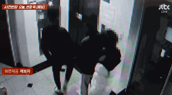 승강기를 발로 차 망가뜨리는 남학생들 모습. 〈영상=JTBC '사건반장'〉