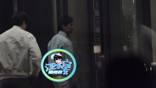 배우 이정재와 정우성이 한 건물로 들어가고 있다. (영상출처=웨이보)