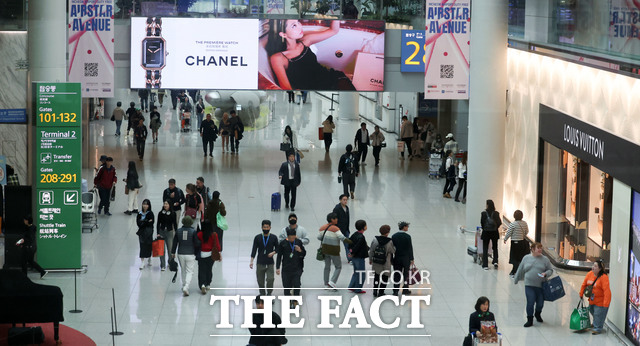 국내 주요 면세 업체들이 수익성 악화에 시달리고 있는 가운데 시내면세점 매장을 줄이고 희망퇴직을 받는 등 몸집을 줄여 체질을 개선하기 위해 노력하고 있다. 사진은 지난달 12일 인천국제공항 면세구역을 방문한 여행객 모습 /뉴시스