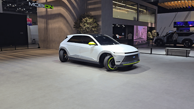 옆으로 주행하는 크랩 주행과 제자리에서 360도 회전하는 특수 주행 가능한 현대모비스 '모비온(MOBION)'. [사진=김종성 기자]