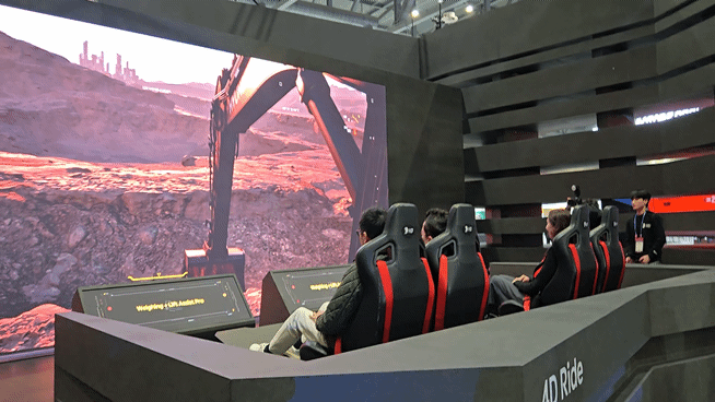 '2025 서울모빌리티쇼' HD현대 부스에서 진행중인 4D 라이드 체험. [사진=최란 기자]