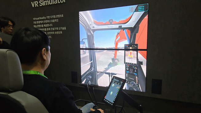 '2025 서울모빌리티쇼' HD현대 부스에서 진행중인 가상현실(VR) 시뮬레이터 체험. [사진=최란 기자]