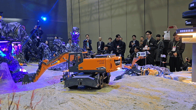 '2025 서울모빌리티쇼' HD현대 부스에서 진행중인 RC 건설기계 시연. [사진=최란 기자]