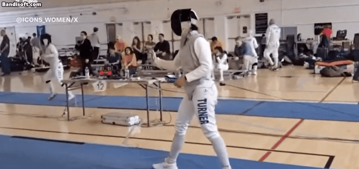 지난달 30일(현지시간) 미국 메릴랜드에서 열린 펜싱대회인 체리블로섬 토너먼트에서 스테파니 터너가 트랜스젠더 여성인 레드몬드 설리번에게 무릎을 꿇으며 기권 의사를 밝히는 모습. [엑스(X·옛 트위터) 캡처]