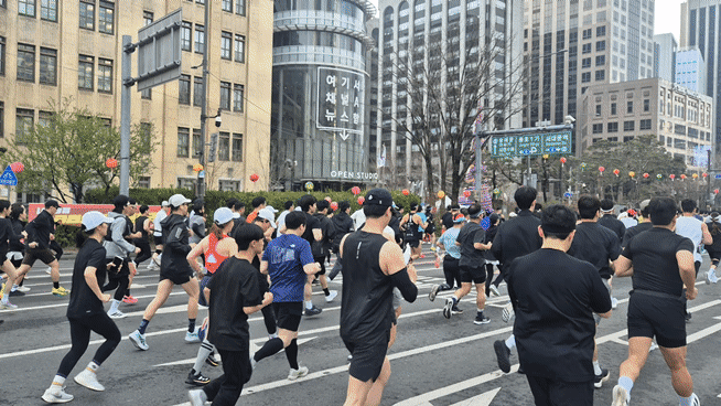 6일 오전 서울 종로구 광화문광장에서 열린 ‘2025 더 레이스 서울 21K’ 마라톤 대회에서 참가자들이 힘차게 출발하고 있다. 김도윤 기자.