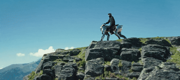 일본 가와사키 중공업이 사람이 타고 다니는 늑대모양 로봇 시제품을 최근 공개했다. (영상=가와사키 중공업 유튜브)