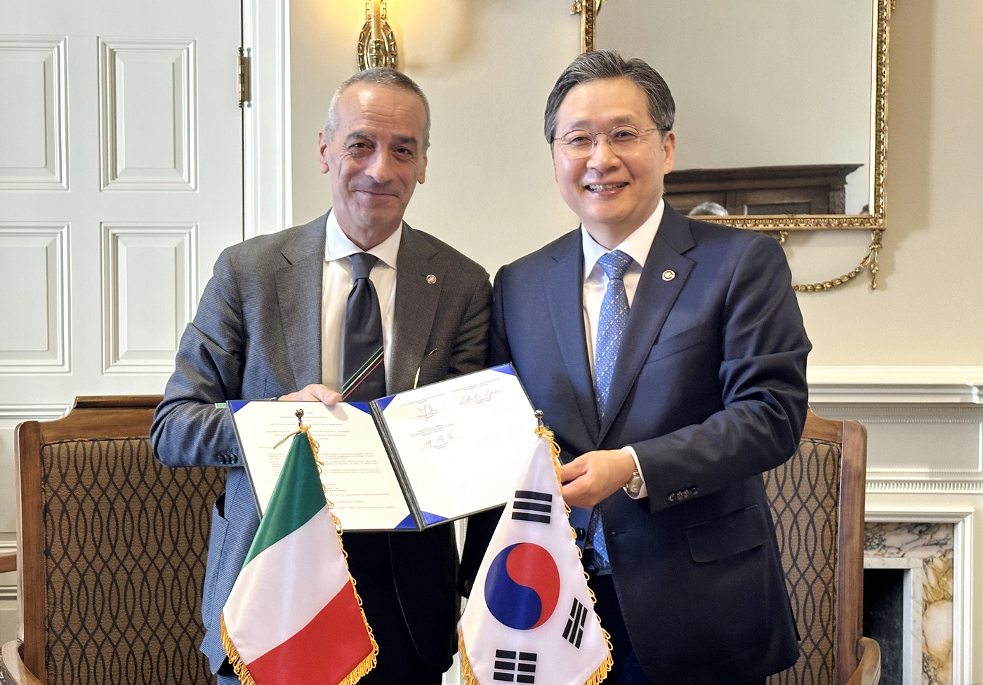 우주인력 이미지