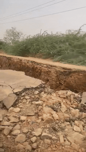 지난 5일 지진 최대 피해 지역인 만달레이에서 수도 네피도로 향하는 도로가 지진으로 무너져 있다. 만달레이=허경주 특파원