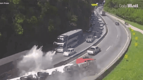 현지시간으로 6일 브라질 남부 산타카티리나주(州)의 고속도로에서 트럭이 전복돼 폭발하면서 화재가 발생했다. 엑스 캡처