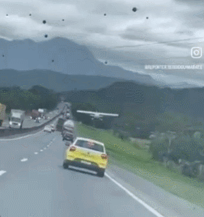 6일(현지시간) 브라질 산타카타리나의 한 고속도로에서 경비행기가 도로에 비상착륙하는 사고가 발생했다. 엑스 캡처