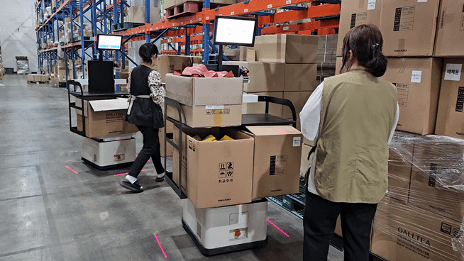 8일 경기 파주시 참물류 풀필먼트센터에서 트위니 자율주행 물류이송 로봇 ‘나르고 오더피킹’이 작업에 활용되고 있다.(영상=김범준 기자)