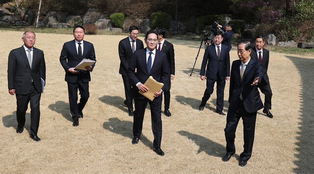 한덕수 대통령 권한대행 국무총리(앞줄 오른쪽)가 지난 1일 서울 종로구 삼청동 총리공관에서 열린 경제안보전략 태스크포스(TF) 회의에서 기념 촬영을 마친 뒤 대기업 총수들을 회의장으로 안내하고 있다. 왼쪽부터 정의선 현대차그룹 회장, 최태원 에스케이(SK)그룹 회장, 구광모 엘지(LG)그룹 회장, 이재용 삼성전자 회장. 대통령실사진기자단