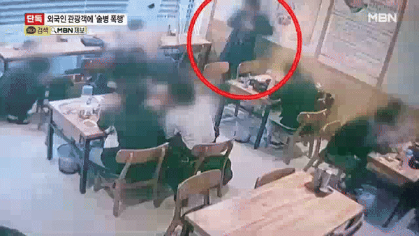 영상은 가해 남성이 식탁 위에 있던 술병을 들고 나가는 모습. /영상=MBN 캡처