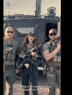 크리스티 놈 미 국토안보부 장관이 8일(현지시간) 애리조나주(州)에서 범죄를 저지른 불법 이민자들을 체포하는 모습의 홍보 영상에 등장했다. 엑스 영상 캡처