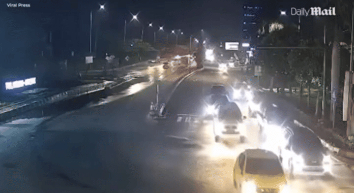 인도네시아의 한 운전자가 미완성 고가도로에 진입해 추락하는 사고가 발생했다./데일리메일