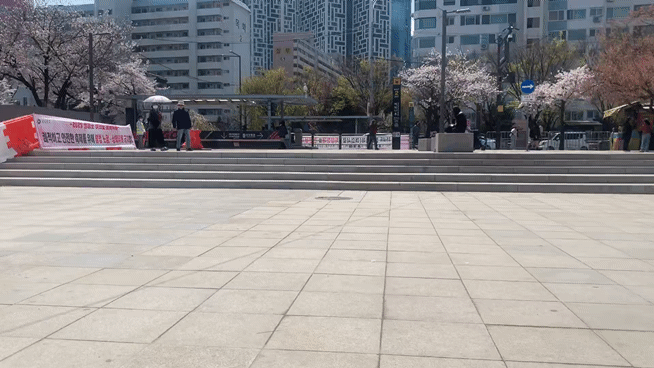 노잠상과 전단지가 사라진 여의나루역 2번출구의 모습/영상=유지희 기자