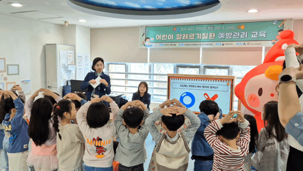 10일 오송보건의료행정타운 청사어린이집에서 지영미 질병청장이 만 5세반 아이들에게 아토피 피부염 OX 퀴즈를 진행하고 있다. 2025.4.11/뉴스1ⓒ News1 조유리 기자