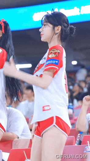 지난해 KIA 치어리더로 활동한 이주은이 '삐끼삐끼' 동작을 선보이고 있다./유튜브 '내맘찍영' 채널 캡처