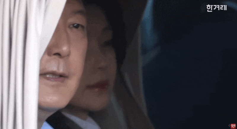 11일 관저를 나와 서초동 아크로비스타로 이동하는 윤석열과 김건희. 한겨레TV 유튜브 갈무리