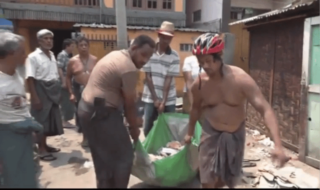 건물에서 나온 잔해들을 주민들이 직접 치우고 있다.