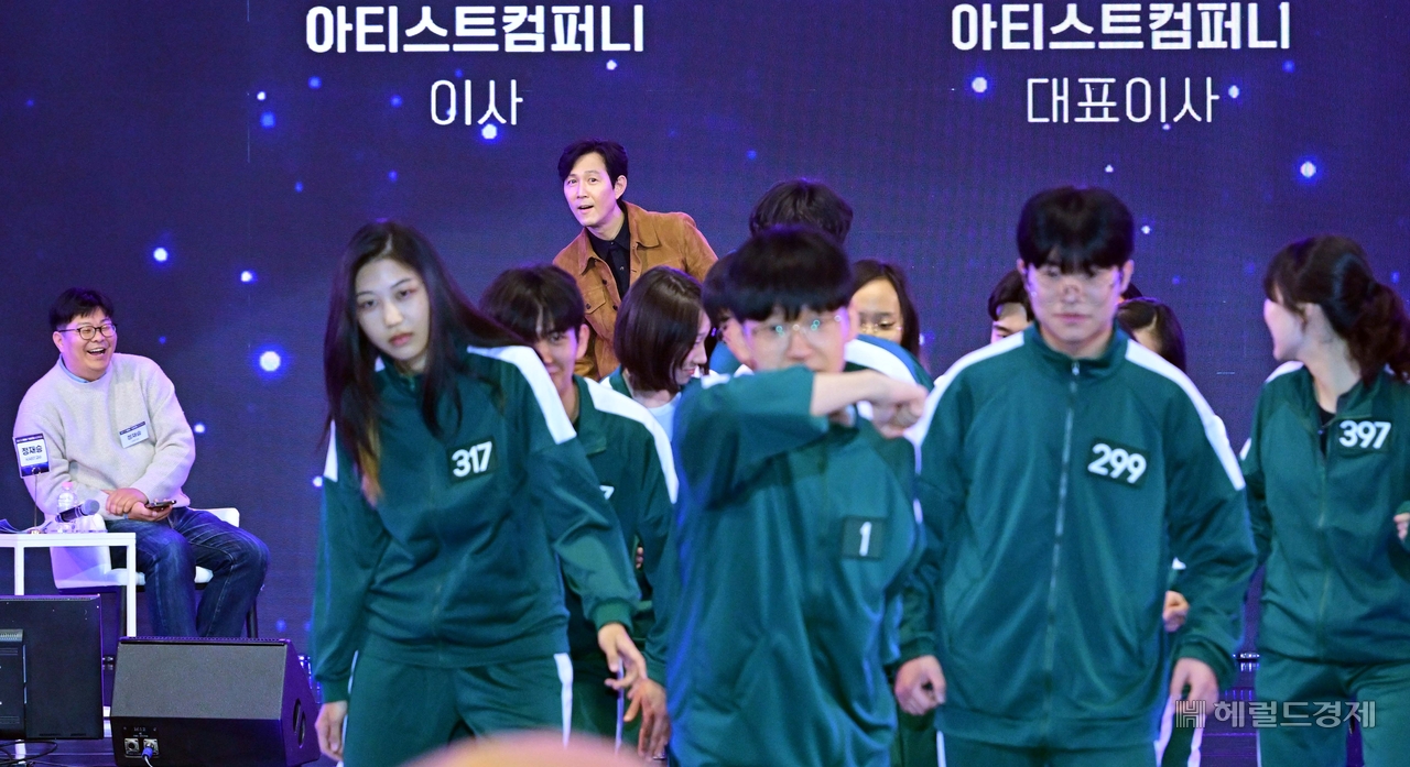 어젯밤부터 기다렸어요” 이정재가 카이스트에 떴다…물만 마셔도 들썩들썩