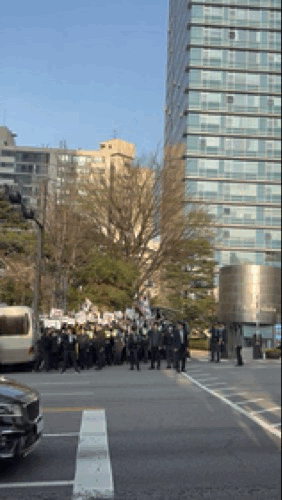 11일 윤석열 전 대통령이 탑승한 차량이 서초구 서초동 아크로비스타 사저로 진입하고 있다. 장형임 기자