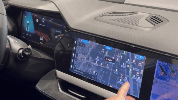 중앙 디스플레이 내비게이션 화면을 손가락 세 개로 넘기자 운전석 화면으로 넘어갔다./영상=백유진 기자 byj@