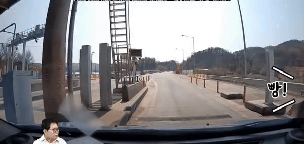 고속도로 톨게이트에서 통행권 발권을 기다리던 차량을 추월했다. 유튜브 채널 ‘한문철TV’ 캡처