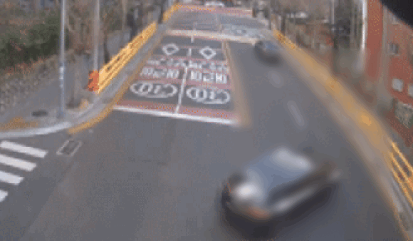 최근 국내 한 어린이보호구역 도로에서 1차선으로 달리던 한 오토바이가 불법유턴을 시도하는 SUV 차량과 부딪혀 엎어지는 사고가 발생했다. 영상은 유튜브 채널 '한문철TV' 캡처. [영상=유튜브 '한문철TV']