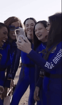 14일 오전 9시 30분(한국 시간 14일 오후 10시 30분) 텍사스주(州) 밴혼에서 우주선 ‘뉴 셰퍼드’를 타고 우주여행을 떠나는 여성 6명의 모습. 케이티 페리 인스타그램 캡처