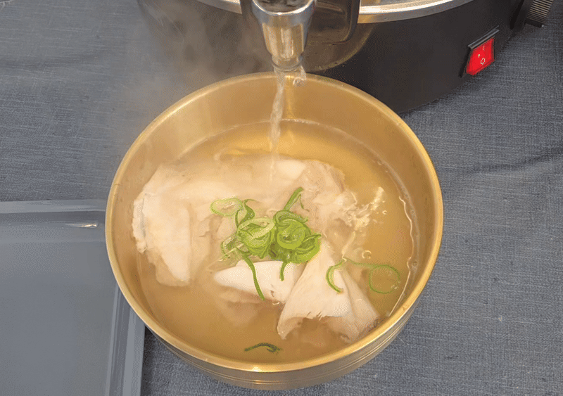 노량진에 위치한 한 곰탕집 셀프 존에서 돼지 곰탕의 육수를 기자가 직접 따르는 모습. /영상=이민형 기자