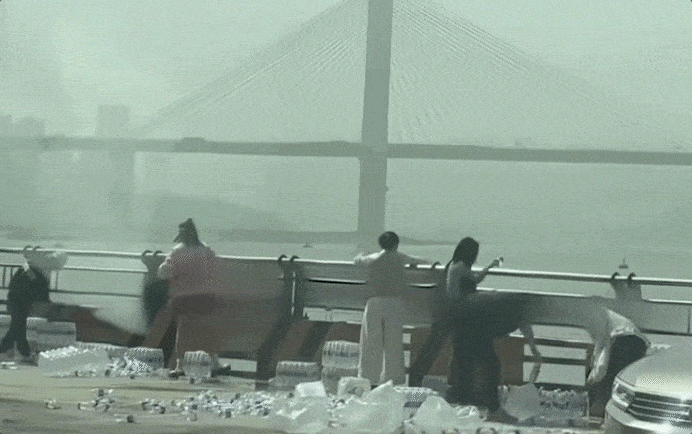 중국 매체 지무뉴스 등은 양쯔강의 한 다리 위에 모인 사람들이 대량의 생수를 강에 쏟아붓는 모습의 영상을 전했다. 해당 영상을 보면, 다리 난간 앞에는 수십묶음의 생수가 준비한 인원들이 생수를 하나씩 개봉한 뒤 내용물을 강에 쏟아부었다. 지무뉴스