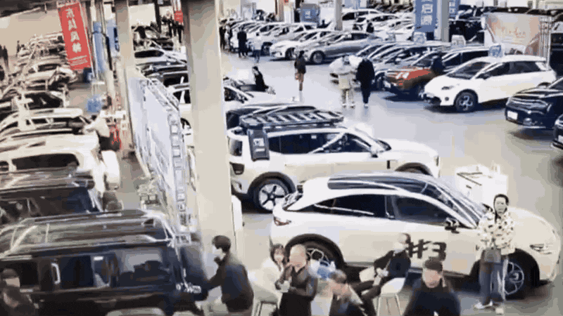 중국 모터쇼 전시장에서 전시 중이던 전기차가 돌진하면서 전시 차량 4대를 연달아 들이받는 사고가 발생했다. /틱톡