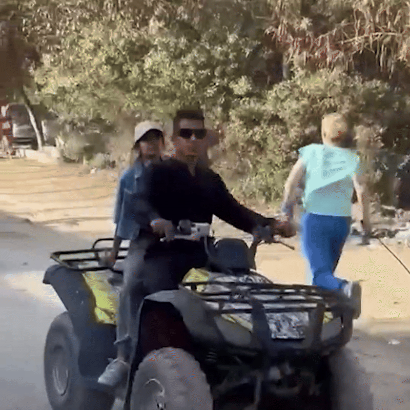 한 여성이 채찍을 들고 남성을 뒤쫓고 있다. 출처=굿 카르마 생츄어리 인스타그램