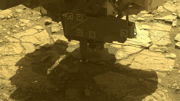 퍼시비어런스 로버가 지난 3월 위치 해즐 힐에서 암석 샘플을 채취하는 모습 (출처=NASA/JPL-칼텍)