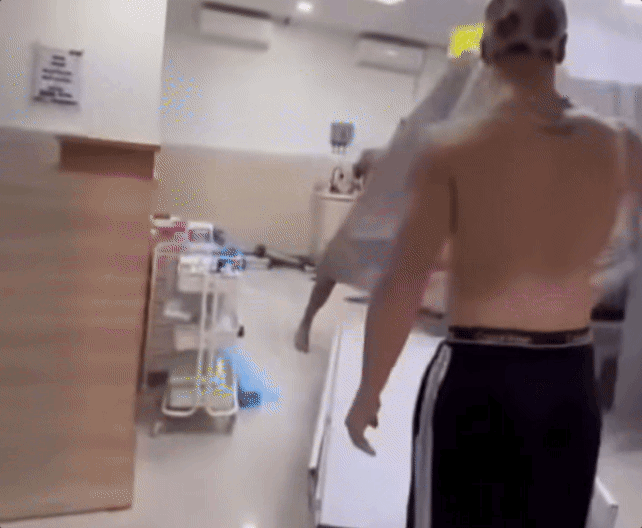 이 남성은 그의 친구가 병원으로 데려왔을 때 의식을 잃은 상태였고 속옷만 입고 있었다. 이후 깨어난 남성은 물건을 바닥에 던지고 다른 환자들이 쉬고 있던 방의 커튼을 뜯어내는 등 난동을 부렸다. 말리는 병원 직원과 간호사들에게는 폭언과 욕설까지 퍼부었다. 뉴욕포스트