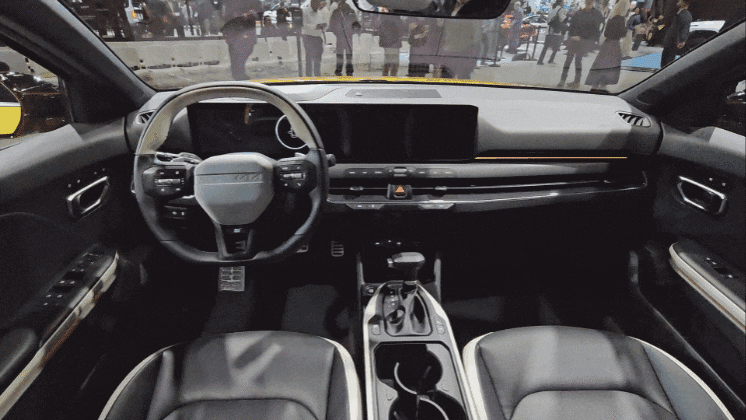 16일(현지시각) 미국 뉴욕 재비츠 컨벤션 센터에서 열린 뉴욕 국제 오토쇼에서 기아가 세계 최초로 공개한 K4 해치백의 운전석 모습./김지환 기자