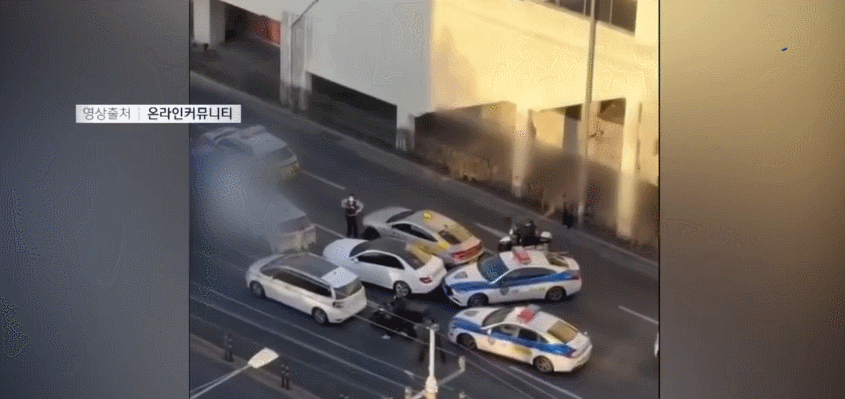 지난달 29일 서울 지하철 1호선 도봉역 인근 도로에서 벤츠 차량이 앞뒤로 움직이며 다른 차들을 들이받는 모습. (인터넷 커뮤니티 갈무리) 채널A
