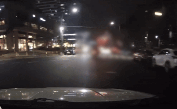 최근 국내 한 교차로를 지나다 넘어진 오토바이 운전자가 맞은편에서 오던 차량에게 치료비를 요구했다는 황당한 사연이 알려졌다. 영상은 '한문철TV' 캡처. [영상=유튜브 '한문철TV']