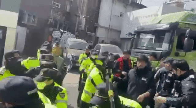 경찰이 지난 3월26일 서울 종로구 경복궁역 인근에서 배준경씨를 제압하고 있다. 마트노조 제공