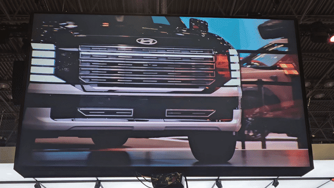 신형 팰리세이드가 무대 위로 등장하고 있다. 뉴욕=서재근 기자