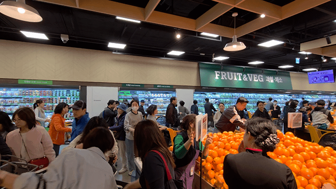 17일 오픈한 이마트 푸드마켓 고덕점에 많은 손님들이 몰려있다./영상=박수림 기자