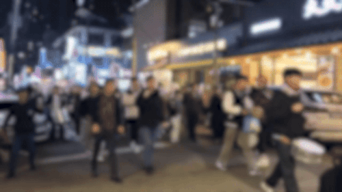 윤석열 전 대통령 지지자들로 구성된 ‘자유대학’이 주최한 ‘사전투표 폐지·부정선거 검증 촉구’ 집회 참가자들이 지난 17일 서울 광진구 양꼬치거리 일대에서 구호를 외치며 행진하고 있다. 김태욱 기자