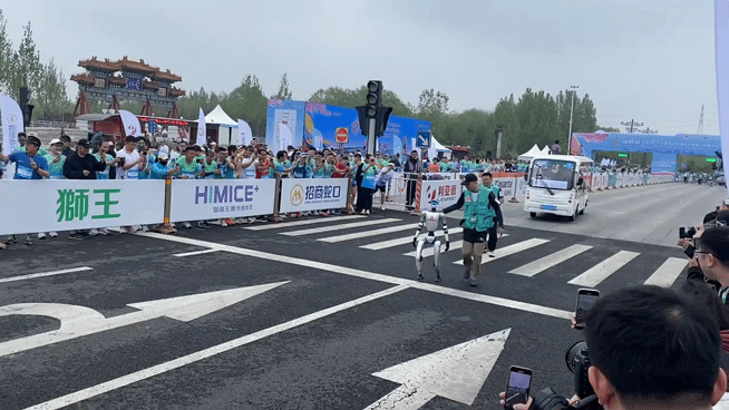 19일 중국 베이징에서 열린 로못 마라톤 대회에서 참가 로봇이 달리고 있다. (사진=이데일리 이명철 특파원)