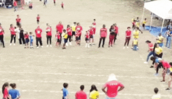 여자 단거리 육상 선수 셸리 앤 프레이저-프라이스(38·자메이카)가 학부모 달리기에서 압도적 질주를 선보이고 있다. /사진=SNS 갈무리