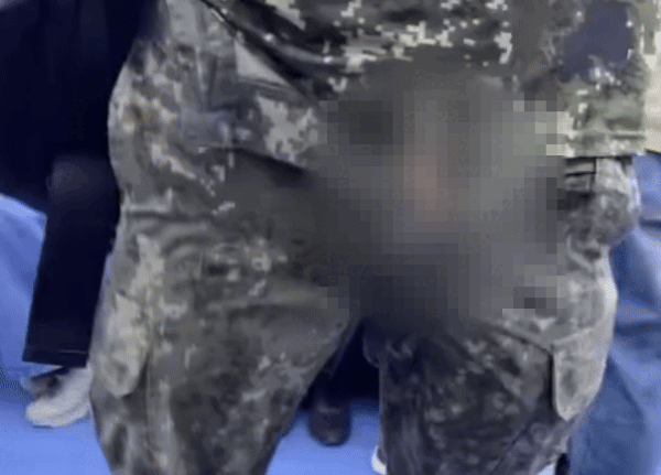 지난 19일 '엑스'(X·옛 트위터)에는 군인으로 추정되는 남성이 중요 신체 부위를 내놓은 영상이 공개됐다. 영상은 당시 신분당선에서 해당 행위를 저지르는 남성의 모습. /영상=엑스 캡처