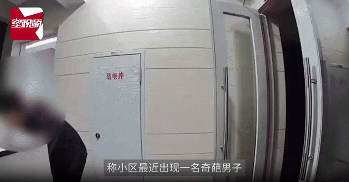 [서울=뉴시스] 중국에서 배달 기사가 여성 손님의 짚 앞 신발장을 뒤지고 구두는 꺼내 냄새를 맡는 모습이 포착돼 논란이 일고 있다. (사진=성시빈) *재판매 및 DB 금지