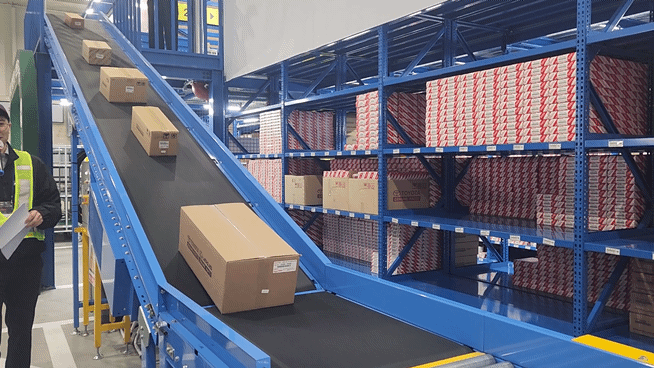 컨베이어 벨트에 실려 운반되는 부품들./사진=도다솔 기자